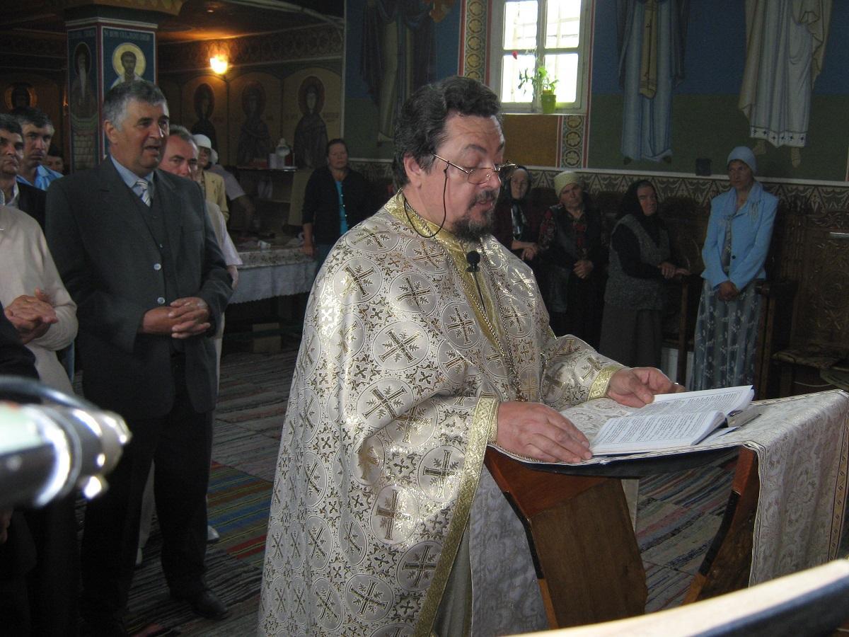 Preotul citind Acatistul